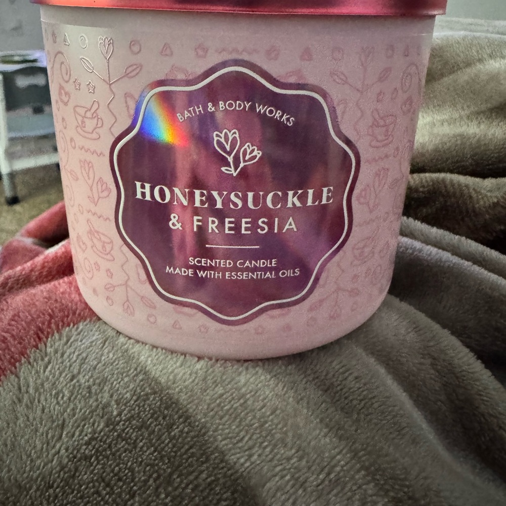 Bath & Body Works Pink Honeysuckle & Freesia Candle - Picture 2 of 2